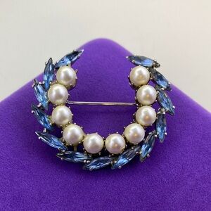 💛 Vintage Sherman Inspired Blue Crystal & Pearl Brooch | Classic Wreath Cluster